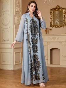 Détail de l'Abaya bleu clair avec broderie florale complexe en paillettes or et brun