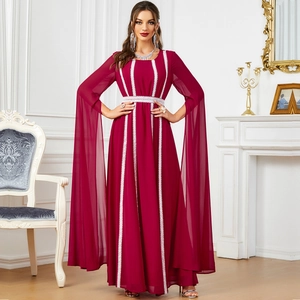 Elegante abito da sera bordeaux con strisce di pizzo bianco e lunghe maniche a fessura