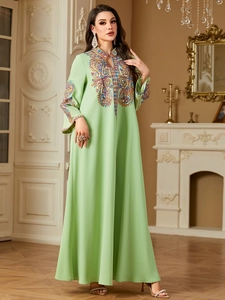 Elegantes hellgrünes Langarm-Kaftankleid mit aufwendiger ethnischer Blumenstickerei