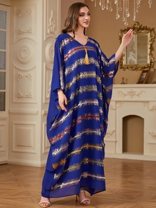 Abito caftano blu navy con maniche a pipistrello, strisce di paillettes e nappa dorata a V