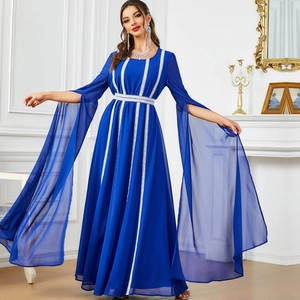 Lussuoso abito da sera blu scuro con pizzo argento e scenografiche maniche lunghe a fessura