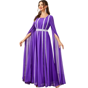 Elegante abito lungo da sera viola con maniche a mantella in chiffon e pizzo fine