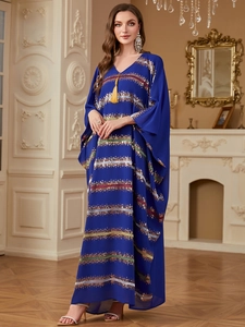 Elegante abito caftano blu scuro con maniche a pipistrello, strisce di paillettes e nappe