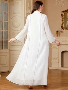 Vue arrière de la robe abaya blanche à manches longues avec broderies noires raffinées