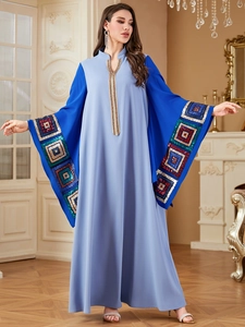 Elegantes Übergrößen Kaftan Kleid in Hell- und Dunkelblau mit Paillettenstickerei am Ärmel
