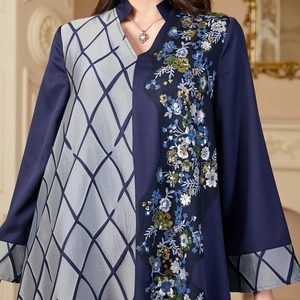Robe longue élégante en patchwork bleu et gris avec broderies florales et paillettes