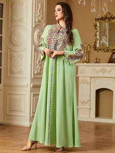 Eleganter mintgrüner Langarm-Kaftan mit farbenfrohen Paillettenstickereien und Details