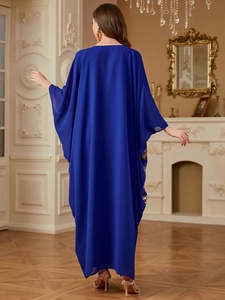 Elegante abito kaftano blu reale con maniche a pipistrello e dettagli ricamati in oro