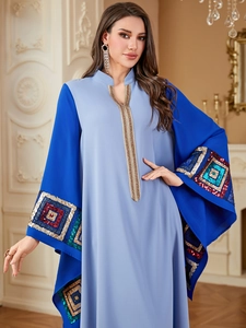 Elegantes hellblaues und königsblaues Kaftankleid mit Paillettenstickerei und weiten Ärmeln