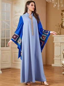 Damen Kaftan Kleid in Hellblau mit dunkelblauen Ärmeln und geometrischen Pailletten