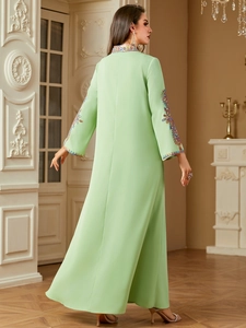 Elegantes minzgrünes Langarmkleid mit aufwendiger ethnischer Paillettenstickerei für Damen