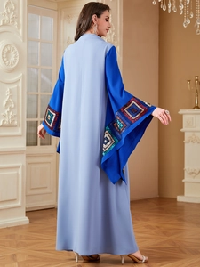 Elegantes Übergrößen-Abaya-Kleid mit farbenfroher geometrischer Paillettenstickerei am Ärmel