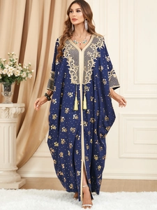 Abaya élégante bleu marine avec broderies dorées et manches chauve-souris pour occasions