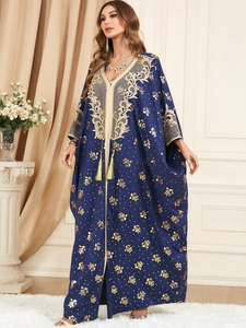 Robe caftan bleu marine élégante avec broderies de roses dorées et manches chauve-souris