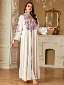 Detailaufnahme des elfenbeinfarbenen Kaftans mit Stickereien und langen Ärmeln