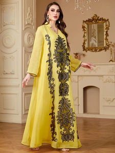 Détails de la broderie à paillettes sur le caftan jaune à col en V pour femmes