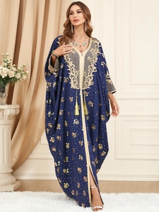 Robe caftan bleu marine avec motifs floraux dorés et broderies géométriques élégantes