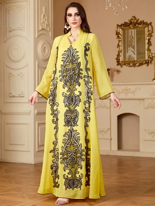 Broderie de vigne noire détaillée sur une robe longue abaya jaune vif à manches longues