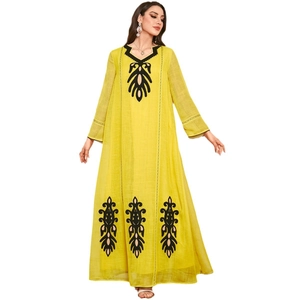 Robe longue jaune à manches longues avec broderies ethniques noires au col et à l'ourlet