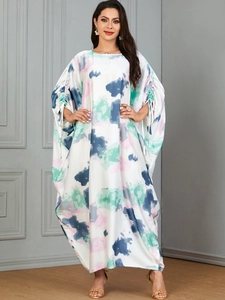 Detailaufnahme der seitlichen Kordelzug-Raffung an weißem bedrucktem Kaftan mit Fledermausärmeln