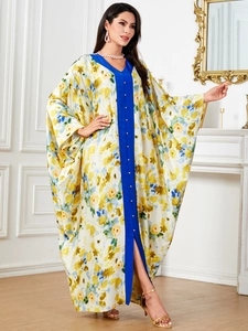 Robe caftan en satin à imprimé floral jaune et bleu avec boutons décoratifs sur le devant