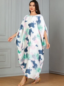 Detailansicht eines Satin-Kaftankleids mit buntem Batikdruck und Bindebündchen