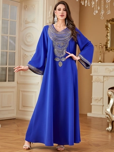 Robe longue bleu roi élégante avec broderie de paillettes dorées et manches longues