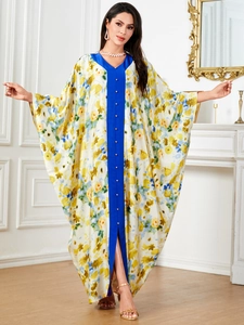 Détails d'une robe caftan en satin à fleurs avec boutons dorés et col en V