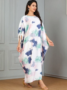 Detail des Kaftan-Kleides mit Aquarell-Print, Kordelzug-Ärmeln und dem Rundhalsausschnitt