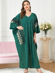Robe caftan vert foncé élégante avec imprimé doré et broderies de dentelle blanche