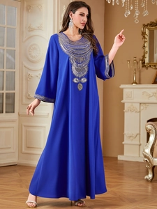 Élégante Abaya bleu roi à manches longues avec broderies dorées sur la poitrine et manches