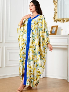 Robe kaftan Jalabiya en satin à imprimé floral avec panneau bleu marine et boutons dorés