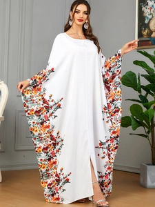 Robe kaftan blanche élégante avec manches chauve-souris et motifs floraux colorés