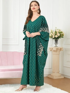 Longue robe élégante vert foncé avec motifs dorés et broderies de dentelle blanche