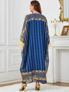 Détail d'un caftan bleu marine avec broderie dorée et garniture en plumes jaunes au dos