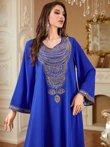 Robe longue bleu roi élégante à manches longues avec broderies et sequins dorés