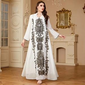 Kaftan blanc élégant avec broderie ethnique complexe et manches longues pour femmes