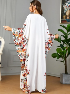 Robe caftan blanche élégante à manches chauve-souris et motifs floraux, vue de dos