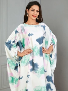 Detail der Fledermausärmel mit Kordelzug am bedruckten Kaftan-Maxikleid für Damen