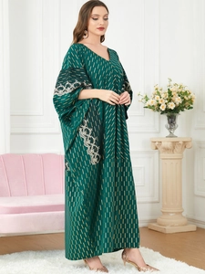 Robe caftan vert foncé avec imprimés dorés et détails de broderie en dentelle