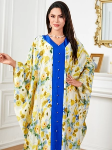 Kaftan élégant en satin à imprimé floral avec rayure bleue et boutons dorés luxueux