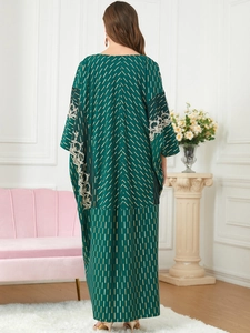 Robe caftan verte et dorée avec des broderies blanches élégantes sur les manches