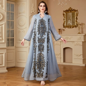 Élégante robe caftan bleu clair à manches longues avec broderie dorée et noire
