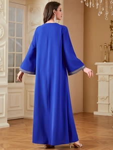 Robe abaya maxi bleu roi élégante avec broderies dorées aux manches, vue de dos