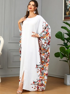 Détail de la robe kaftan blanche élégante avec imprimé floral coloré sur les manches