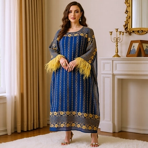 Robe Longue Kaftan de Luxe Avec Broderie Or Manches Chauve-souris Bordure Plume Bleu Marine Abaya Musulmane Ethnique Femme
