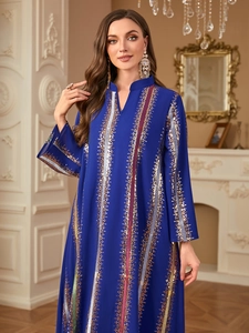 Detail eines dunkelblauen Chiffon-Kaftans mit goldenen Paillettenstreifen und V-Ausschnitt