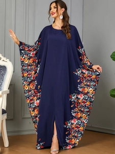 Robe caftan bleu foncé à manches chauve-souris, imprimé floral rouge et fentes
