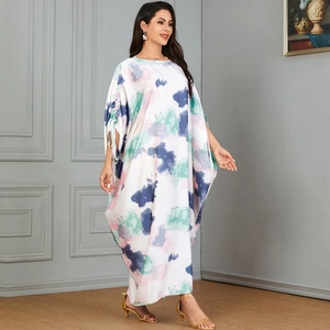 Elegantes weißes Kaftankleid mit Aquarelldruck, langen Ärmeln und Tunnelzug-Details