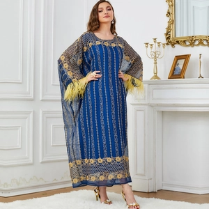 Robe kaftan bleu marine avec broderie dorée et poignets en plumes jaunes élégants